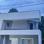 Casa Nova Bem Localizada E Confortavel.