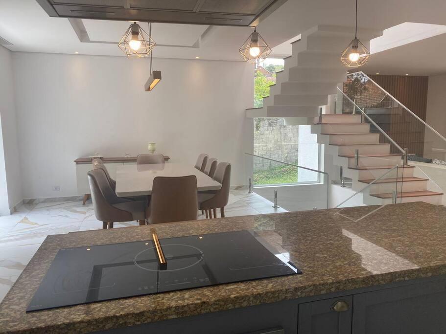 Casa Nova Bem Localizada E Confortavel. * Campos do Jordão