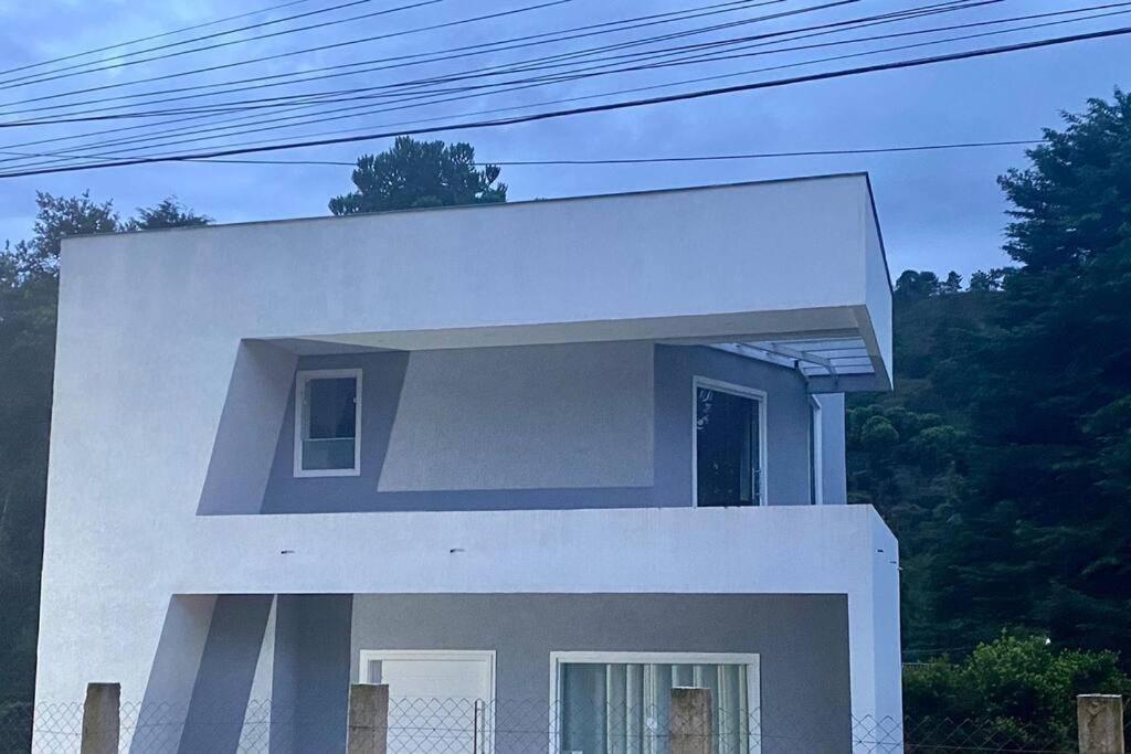 Casa Nova Bem Localizada E Confortavel.