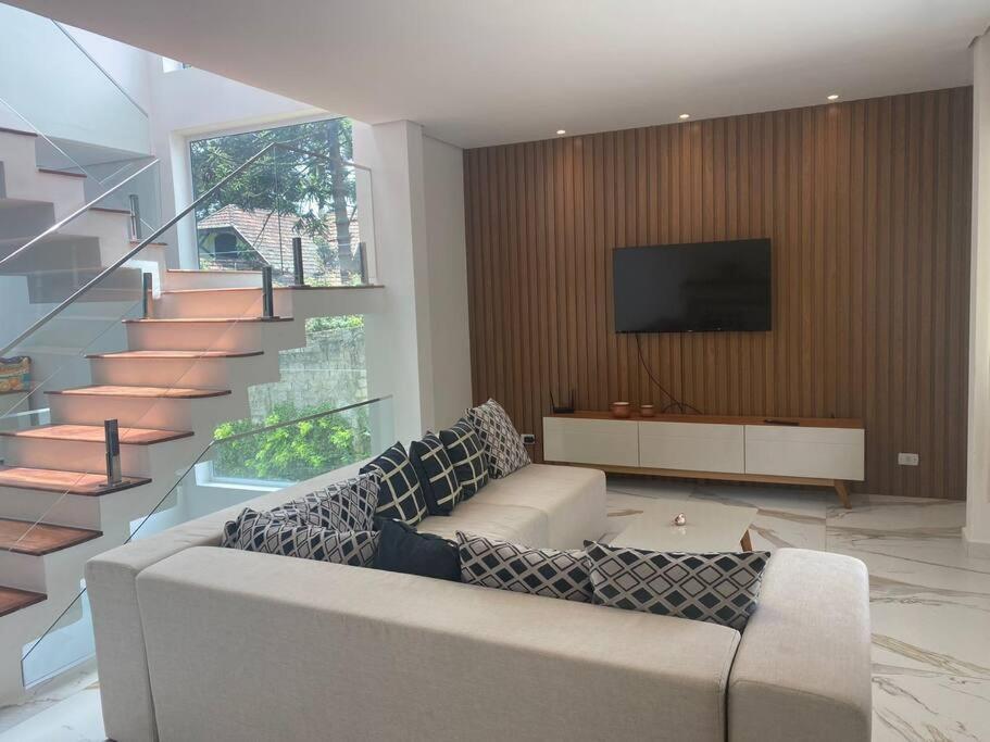Casa Nova Bem Localizada E Confortavel. * Campos do Jordão